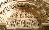 Opatství Vézelay (UNESCO) - Francie - Beaujolais - Vézelay, Ste.Madeleine, jižní tympanon nartexu, scény Zrození, 1125-30