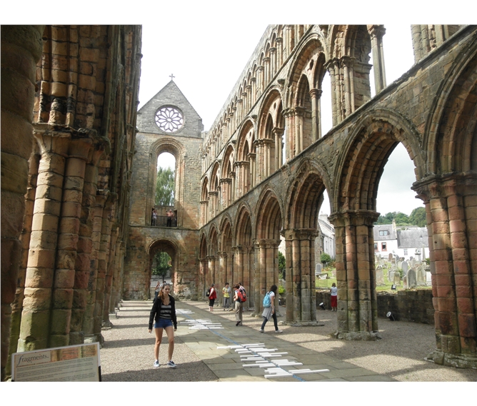 Krásy Skotska letecky 2021 - Velká Británie - Skotsko - Jedburgh, klášterní kostel P.Marie, gotický, zničen Angličany 1544-5