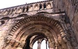 Jedburgh - Velká Británie - Skotsko - Jedburgh, postál klášterního kostela P.Marie z okolního devonského červeného pískovce