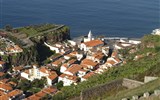 Madeira - Madeira -  centrum Camara de Lobos obklopené zbytky lávových přříkrovů a vinicemi