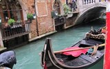 Benátky, karneval a ostrovy - tam bez nočního přejezdu 2023 - Itálie - Benátky - a gondoly se odrážejí v hladině kanálů