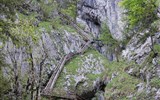 Rakouské soutěsky, kaňony a vodopády 2021 - Rakousko - Medvědí soutěska, a chodníček vede stále výš a výš
