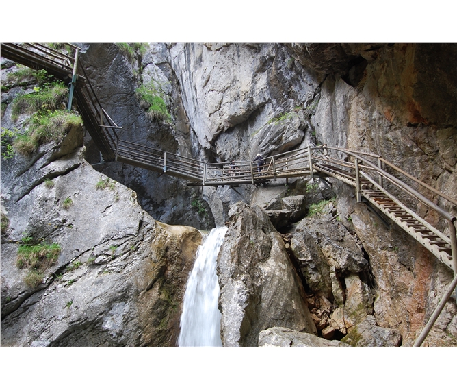 Rakouské soutěsky, kaňony a vodopády 2021 - Rakousko - Medvědí soutěska, skály a voda
