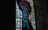 Kalwaria Zebrzydowska - Polsko - Kalwaria Zebrzydowska, kostel Panny Marie Andělské, moderní vitráž