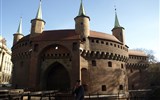 Krakov - Polsko - Krakov, barbakán, zdi přes 3 m, vnitřní průměr 24,4 m, příkop kolem 24 m široký, nejsevernější část opevnění města