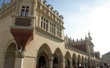 Krakov, město králů, Vělička a památky UNESCO, Kroměříž 2023 - Polsko - Krakov - Sukiennice, pův. gotická tržnice, 1358, po požáru přestavěna 1556-9 renesančně, Santi Gucci