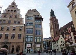 Polsko - Vratislav, vlevo dům U Gryfů, vpravo kostel sv.Alžběty Maďarské