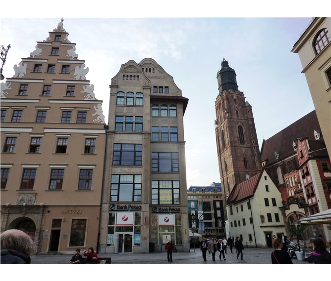 Wroclaw, město sta mostů, zahrady i zlatý důl Slezska 2022 - Polsko - Vratislav, vlevo dům U Gryfů, vpravo kostel sv.Alžběty Maďarské
