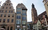Wroclaw, Budyšín, památky a adventní trhy 2023 - Polsko - Vratislav, vlevo dům U Gryfů, vpravo kostel sv.Alžběty Maďarské
