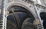 Gurmánské Toskánsko a oblast Chianti 2022 - Itálie - Lazio - Siena, Duomo, detail interiéru se sádrovými bustami papežů