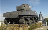 Cestovatelské puzzle po Francii - Francie - Normandie - Arromanches, M4Sherman s 76 mm kanonem