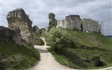Normandie a Alabastrové pobřeží ve jménu impresionistů, vylodění a gurmánů 2023 - Francie - Normandie - Les Andelys, Château Gaillard, vpravo předhradí, vlevo část kudy se vstupovalo do hradu