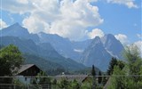 Mnichov a Bavorské Alpy vlakem 2020 - Německo - Garmisch-Partenkirchen leží uprostřed hor
