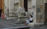 Modena - Itálie - Emilia - Modena, lvi před Z fasádou dómu a Portou maggiore, původem z římského města Mutina