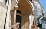 Itálie, památky UNESCO - Itálie - Emilia - Modena, Dóm, Porta reggia, 1209-31, mistři z Campione, růžový veronský mramor