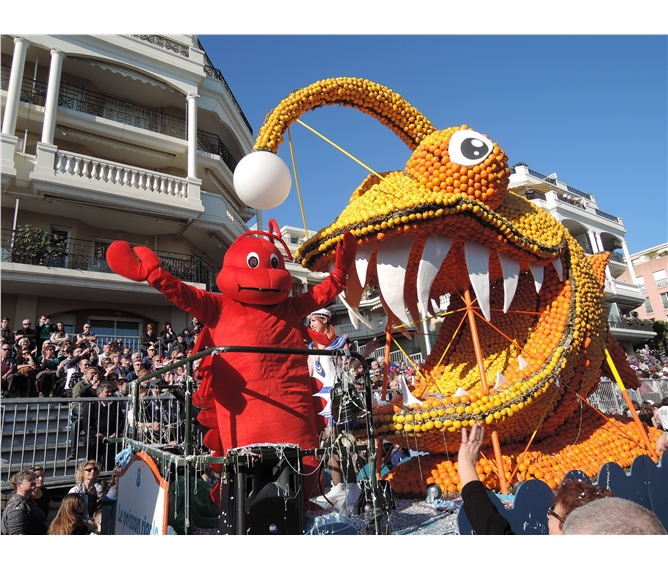 Karneval květů v Nice a festival citrusů v Mentonu 2021 - Francie - Menton - Corsi des Fruits d´Or, hele humr a zubatá ryba a všechno z citrusů