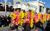 Karneval citrusů – masopust na Azurovém pobřeží - Francie - Menton, Corsi des Fruits d´Or, pestré barvy a hezká děvčata