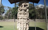 Guatemala - Guatemala - Copán - stéla B, král Uaxaclajuun Ub´aah K´awiil, 695-738