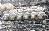 Guatemala - Guatemala - Copán, 3. největší město Májů, 5-9.stol, i na pyramidě je jasně naznačeno - Memento mori