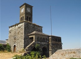 Albánie - Gjirokastra, Hodinová věž, postavená Ali Pašou Tepelenským