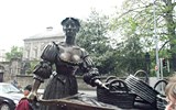 Irsko - smaragdový ostrov 2024 - Irsko - Dublin - socha Molly Malone (Melon), 1988, hrdinky nejpopulárnější irské lidové písně, symbol města