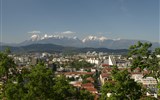 Slovinsko, hory, moře a jeskyně na jaře 2022 - Slovinsko - Lublaň - za hezkého počasí je z hradu vidět Julské Alpy