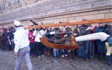 Drážďany - Německo - Drážďany - adventní festival štol, v průvodu se nese i Stollenmesser, postříbřený 1,6 m dlouhý a 12 kg těžký nůž na krájení štoly