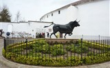 Ronda - Španělsko - Andalusie - Ronda, socha býka na Plaza de Toros de Ronda