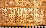 Andalusie, památky UNESCO a přírodní parky 2023 - Španělsko - Andalusie 720 - Granada, Alhambra, Sala de los Embajadores, dlaždice kolem sálu do výše 1,2 m, výš ornamenty