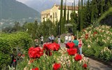 Nejkrásnější zahrady Itálie 2023 - Itálie - Merano - Trautsmansdorfské zahrady, zámek v náručií květů