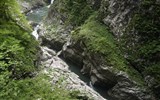 Pohoří Kras - Slovinsko - Škocjanské jamy, na dně propasti burácí divoká řeka Reka