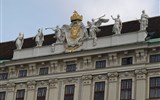 Vídeň po stopách Habsburků, Schönbrunn i Laxenburg a Baden - historické zahrady růží - Rakousko - Vídeň - Hofburg, detail fasády