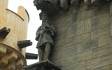 Skotsko, země hradů a vřesu 2024 - Skotsko - Stirling, na rohu paláce socha Jamese V, stavebníka paláce