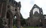 Dryburgh Abbey - Skotsko - Dryburgh, transept, blíže severní, dál jižní část.
