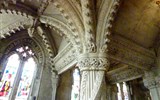 Roslynská kaple - Skotsko 1- Rosslyn, uprostřed Apprentice Pillar (Učňův pilíř), legenda o učňovi a mistrovi - učeň za mistrovy nepřítomnosti vytvořil tento pilíř, lepší než mistrovy práce, ten ho zabit a byl zakletý