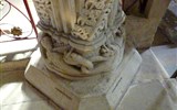 Roslynská kaple - Skotsko - Rosslynská kaple, patka Apprentice Pillar, snad kořeny bájného kmene Yggdrasil z nordických bájí