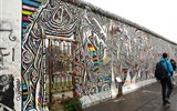 Berlín a večerní slavnost světel 2022 - Německo - Berlín - sgrafiti pokrytá část zbytku Berlínské zdi