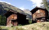 Švýcarskem za bernardýny, nejvyšší horou a ledovcem 2022 - Švýcarsko - dřevěné historické stavby nad Zermattem