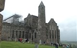 Irsko - smaragdový ostrov 2022 - Irsko - Cashel, katedrála a před ní okrouhlá věž, kolem 1100