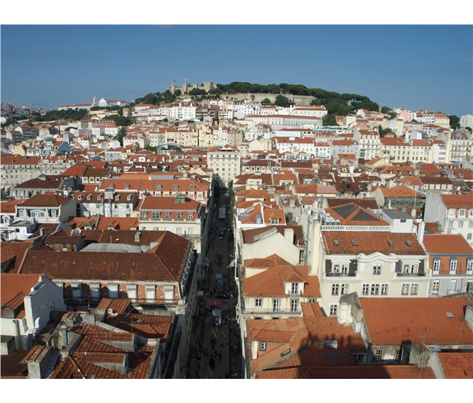 Lisabon, královská sídla, krásy pobřeží Atlantiku, Porto 2022 - Portugalsko - Lisabon - pohled na čtvrt Baixa a hrad São Jorge, starou pevnost Féničanů, Řeků, Římanů, dnešní podoba maurská z 11.stol.