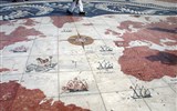 čtvrť Belém - Portugalsko - Lisabon - Památník objevitelů, mapa zámořských cest portugalských karavel věnovaná vládou JAR