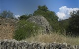 Lubéron - Francie - Provence - typická borries, na sucho zděná kamenná chýše - úkryt a sklad nářadí.