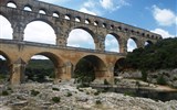 Provence s vůní levandule a koupáním, letecky 2023 - Francie - Provence - Pont du Gard, stavba bez malty z vápence z Estel, postaven roku 19 a užíván do 19,.stol., přiváděl vodu do Nimes