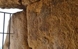 Menga - Španělsko - Andalusie - Dolmen de Menga, piktogramy na stěně (Foto Petra Dohodilová)
