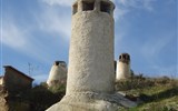 Guadix - Španělsko - Andalusie - Guadix, z obydlí troglodytů jsou vidět jen komíny