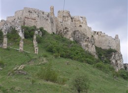 Slovensko - Spišský hrad, vystavěn v 12.-13.století, rozšířen v 15. stol., jeden z největších ve střední Evropě
