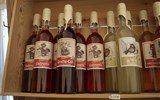 Vína z Provence - Francie - Provence - víno z Camague má na etiketách vyobrazení zdejších krav a býků