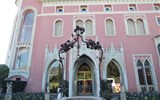 Villa Rotschild - Francie - Provence - vila Ephrussi, SV průčelí s gotickými prvky