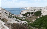 Provence s vůní levandule a koupáním, letecky 2022 - Francie - Provence -  Frioulské ostrovy, Île de Pomègues, místy zde rostou i souvislé porosty zeleně