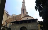 Santa Croce - Itálie - Florencie - nádvoří Santa Croce s renesanční Capella Pazzi od Filippo Brunelleschiho